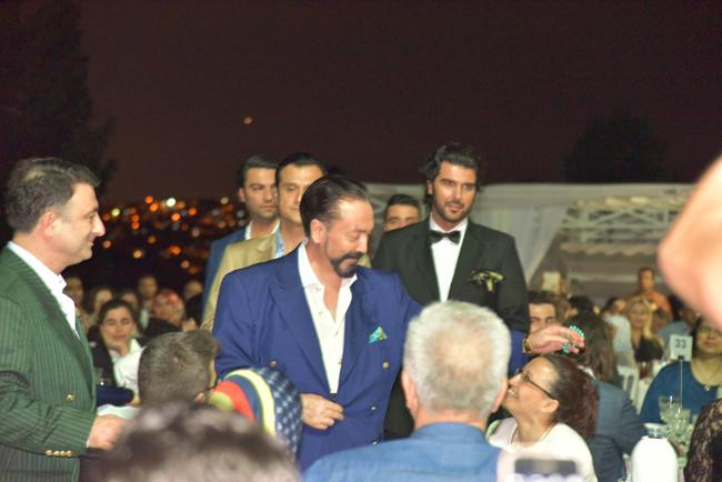 A9TV’deki sohbet programlarının yanısıra 300’ü aşkın kitabıyla da tanınan yazar Adnan Oktar, iftar davetinde sevenleriyle biraraya geldi.