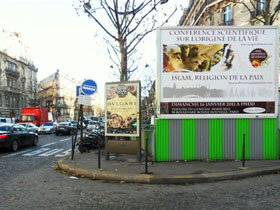 Harun Yahya konferanslarının afişleri Paris sokakl